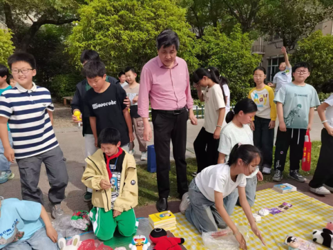 访仙中心小学关工委参与学校“跳蚤市场”义卖活动